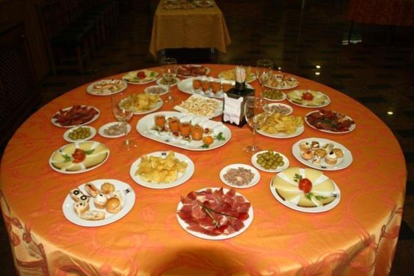 Hotel Los Chiles Villanueva Del Arzobispo Restoran fotoğraf